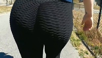 Mom Big Ass Wedgie Leggings Public
