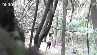 Papa Japonais Baise Une Travailleuse Du Sexe Dans Les Bois
