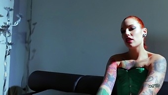 La Maîtresse Silvia Rubi Enseigne À Melissa Une Session Espagnole De Fétichisme Des Pieds
