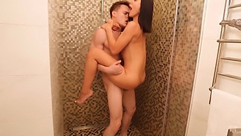 Жесткий Секс В Душе С Большим Членом И Маленькой Грудью.