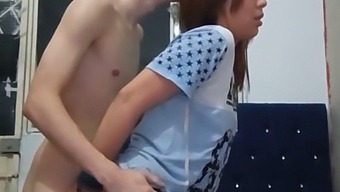 น้องสาวชาวโคลอมเบียแหย่และพอใจในภาษาสเปน