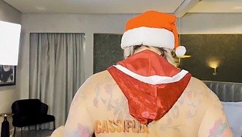La Sra. Claus Revela Su Atractivo Trasero A Un Joven Bien Comportado En Cassiflix.