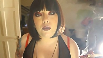 Dominante Tina Smua Raucht Eine Zigarette In Einem Halter, Während Sie Devot Ist