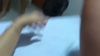 Mąż Cuckold Oddaje Się Fetyszowi Cipki I Moczu Żony.