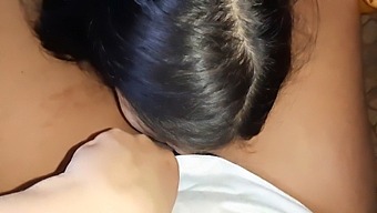 レズビアンの幻想的な女の子たちは、自家製の夕食と親密な快楽で欲望を満たします。