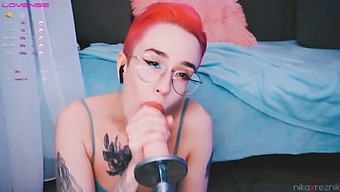 Mujer Tetona Se Enfrenta A Una Máquina De Follar En Un Video Caliente