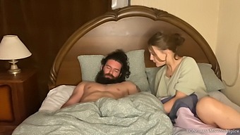 赤毛のロシアの熟女が、お泊り会中にねっとりとしたフェラチオをする