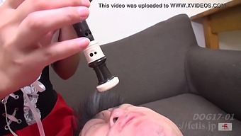 Le Fétichisme Des Narines D'Un Homme Masochiste Dans Une Vidéo De Lecture De Salive