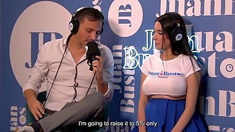 La Chevauchée Intense D'Ambarprada Sur Une Machine À Sexe Pendant Sa Grossesse