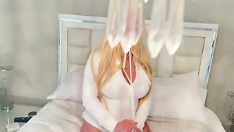Une Superbe Femme Mature Se Laisse Aller À Des Jeux En Solo, Stimulant Sa Chatte Serrée Et Humide