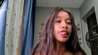 Una Pequeña Asiática De Figura Esbelta