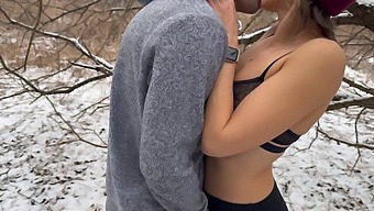 妻が夫と知人からの吹雪の中で屋外でダブル射精を受け、口内性交に耽る