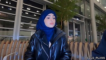 ندجا، یک زن ایرانی با چادر، به عنوان بخشی از پرداخت هزینه هواپیما، در توالت و راهرو درگیر سکس مقعدی می شود