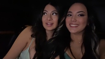 Plan À Trois Bisexuel Avec Des Latinas Et Un Fétichisme Des Pieds