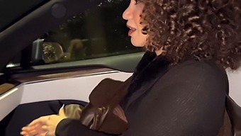 Mladá Manželka Dostane Gangbang V Autě S Cizincem, Zatímco Její Manžel Sleduje.